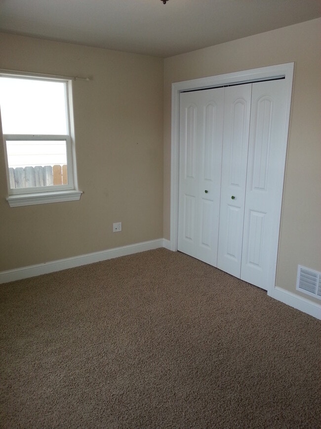 Building Photo - Lovely 3 Bedroom Single Level House- Close...