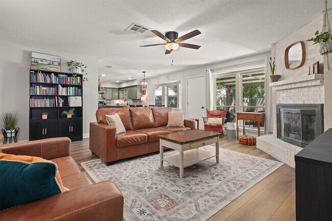 Building Photo - 1819 Meadow Creek Dr