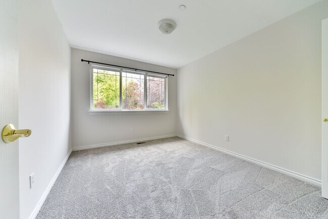 Building Photo - Nice 5 Bed / 2.5 bath house for rent in Kenmore.