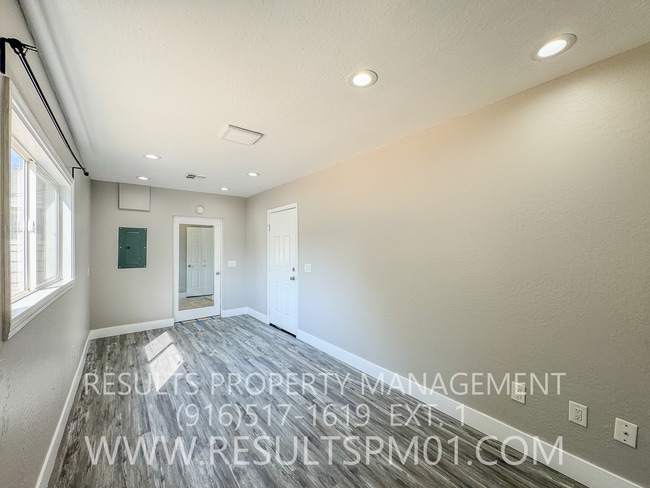 Building Photo - Freshly updated 2 bedroom duplex w garage