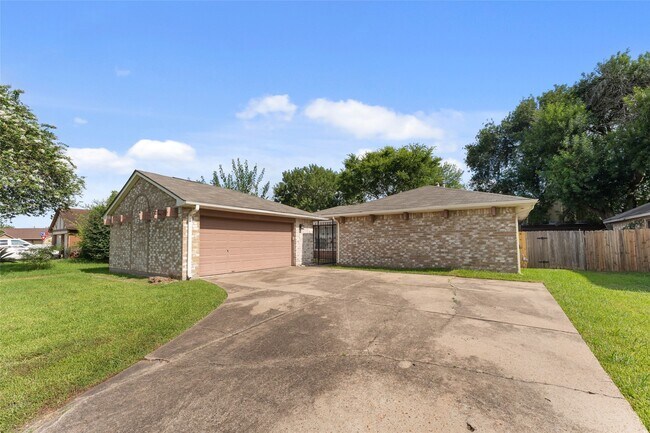 Building Photo - 1202 Manorglen Dr