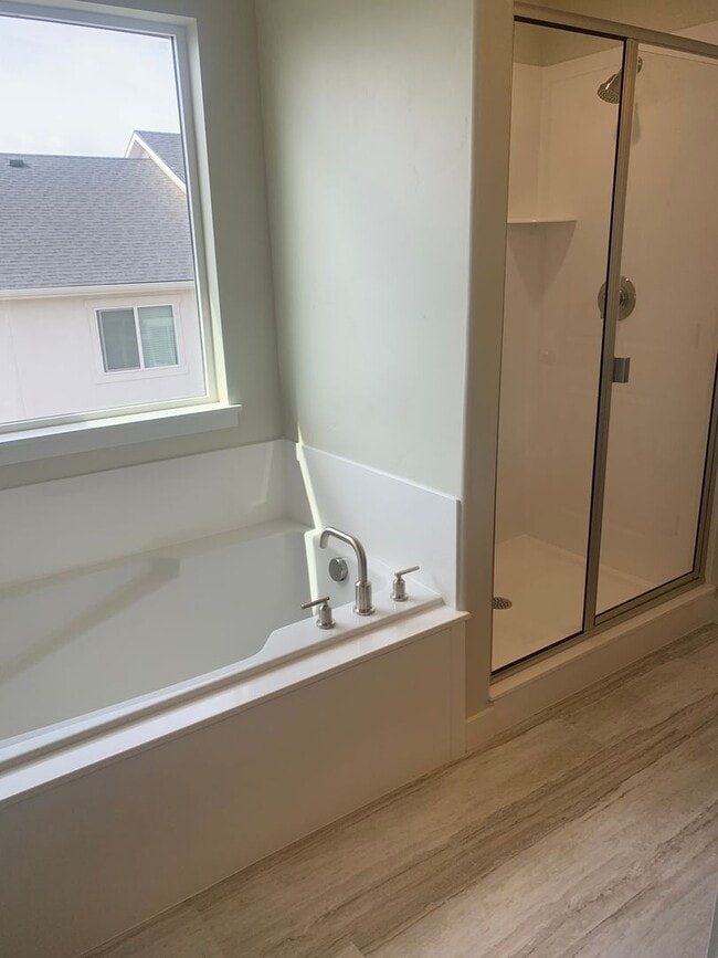 Building Photo - 6 Brand New Townhomes