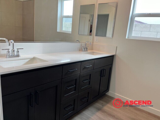 Building Photo - Stunning 4-Bedroom Home!