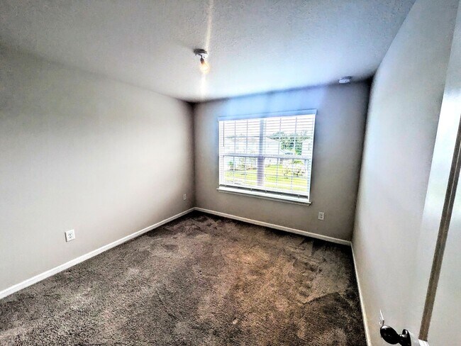 Building Photo - Annual UNfurnished NEW 4/ 2 1/2 home off S...