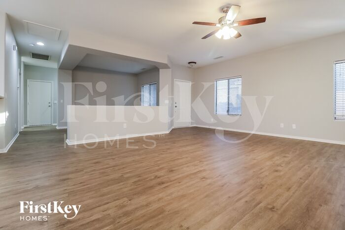 Building Photo - 601 W Elm Ln