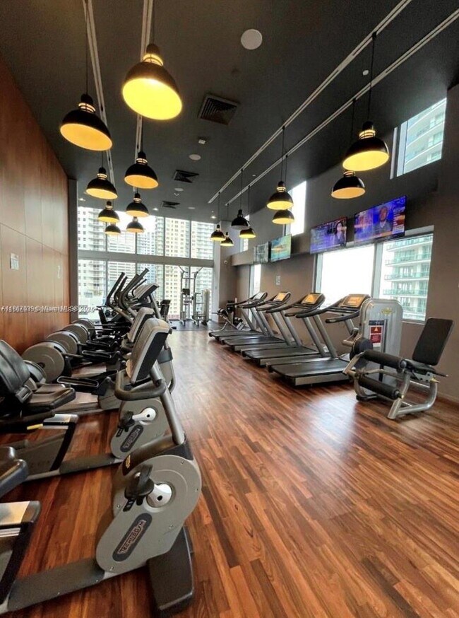 Building Photo - 1300 Brickell Bay Dr