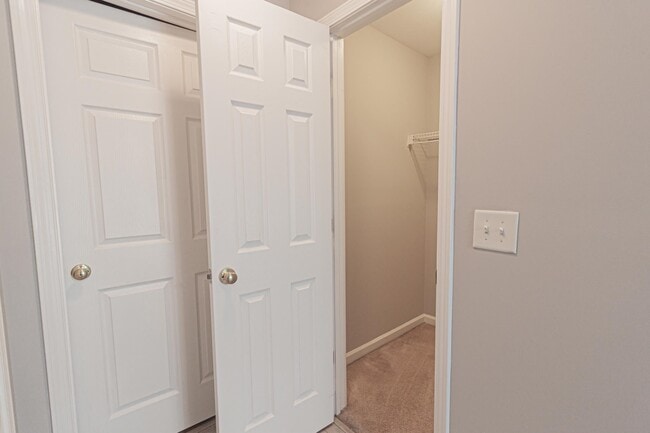 Building Photo - 4850 Meadowsweet Dr