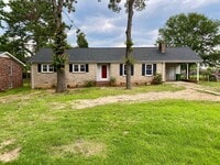 Building Photo - 112 Pinehurst Dr