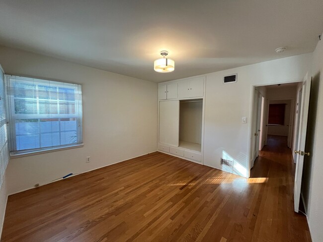 Building Photo - S of the Blvd 2+1.5 w/backyard, bonus spac...