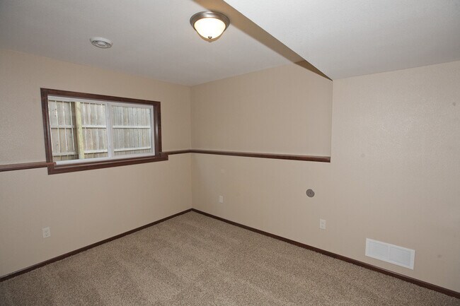 Building Photo - 1105 S Dewey St