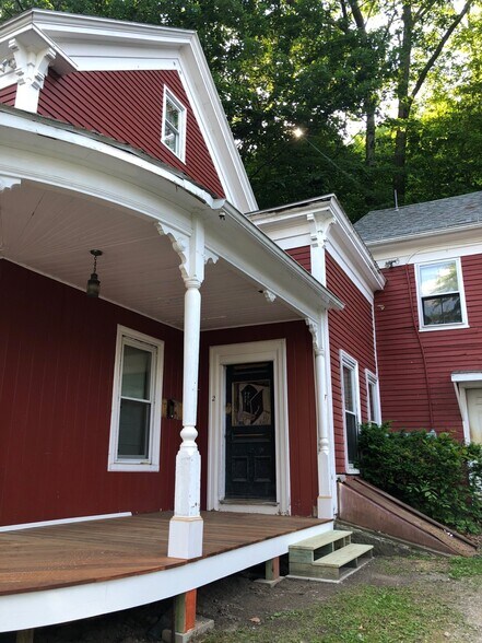 Exterior-set over 3 levels - 123 Bridge St