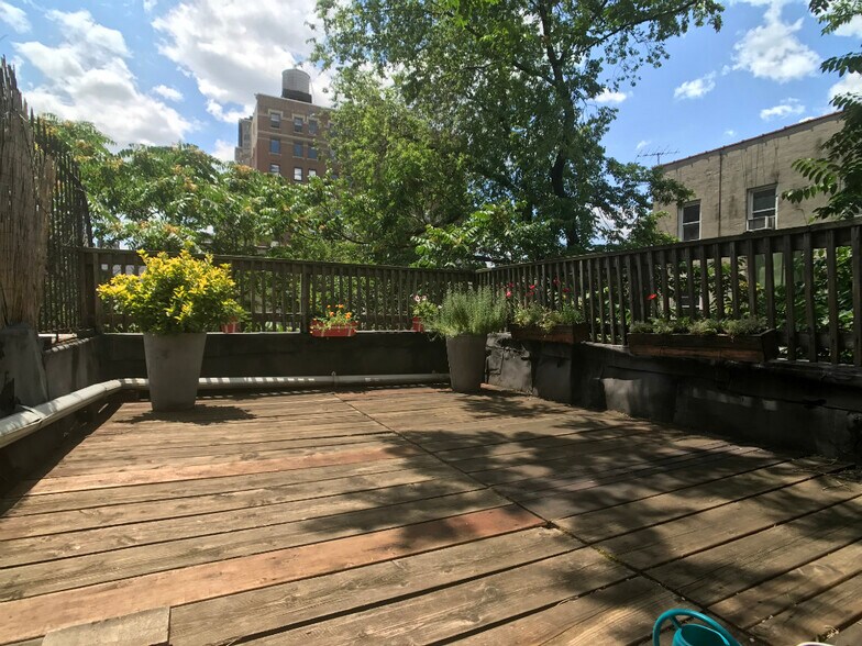 Building Photo - 320 W 106th St