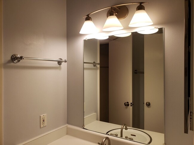 Building Photo - 2 Bedroom Condo in Bennett Valley