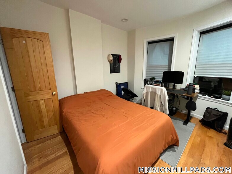 Building Photo - 715 Parker St