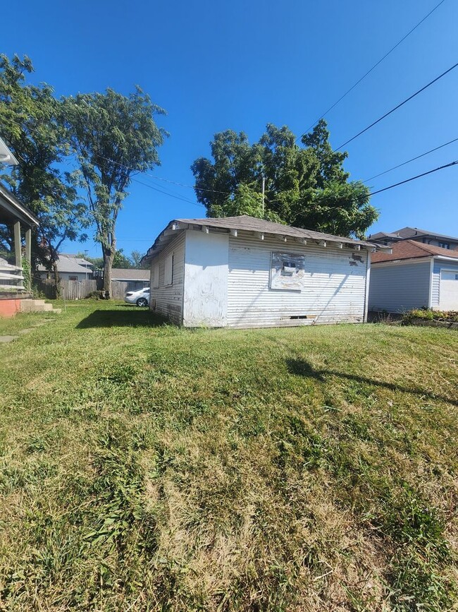 Building Photo - Beautiful Large Three Bedroom with 1.5 Bat...