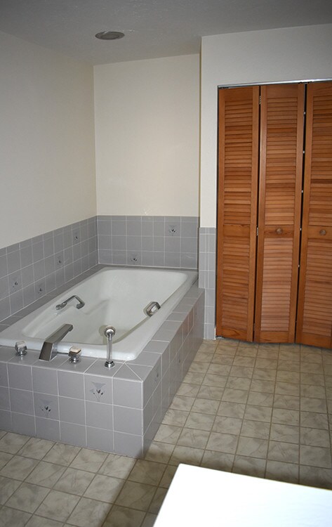 Master Bath Reverse - 107 Hourglass Dr