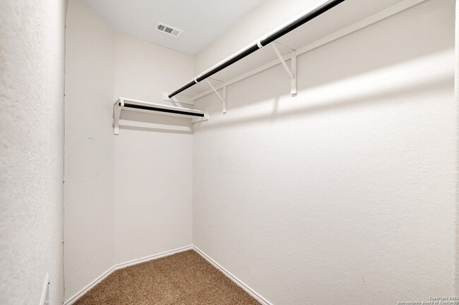 Building Photo - 2850 Lindenwood Run
