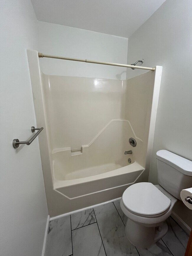 Building Photo - Discover this well-maintained 3-bedroom, 2-bath home in Carriage Hills