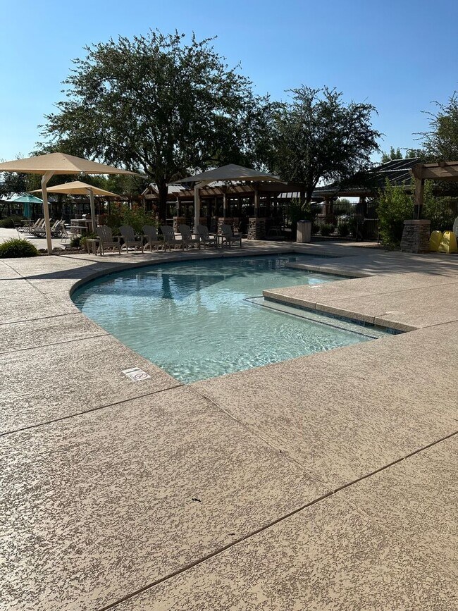 Building Photo - **BEAUTIFUL 3BEDROOM/2BATHROOM HOME LOCATE...