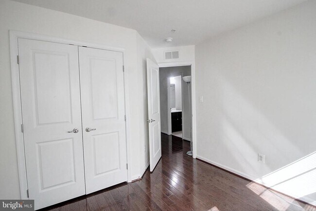 Building Photo - 5919 Leben Dr