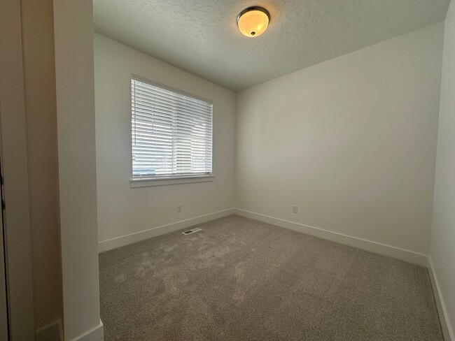 Building Photo - 3bed, 2bath, + office/flex 1630sq.ft. home...