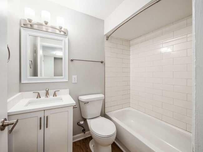 Building Photo - 593 Riverview Dr