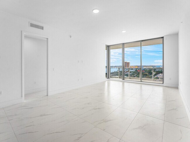 Building Photo - 220 Lake Shore Dr