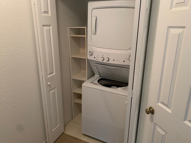 Building Photo - Central Park II Condos -  Downtown Sarasota Annual Rental 1-Bedroom 1-Bath $1595