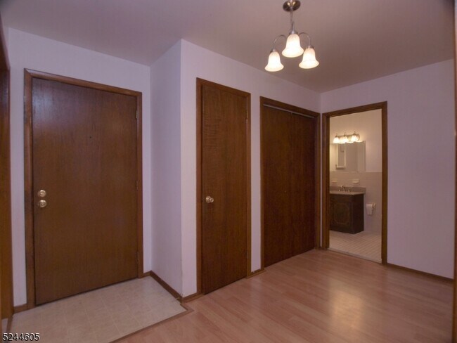 Building Photo - 911 Merritt Dr