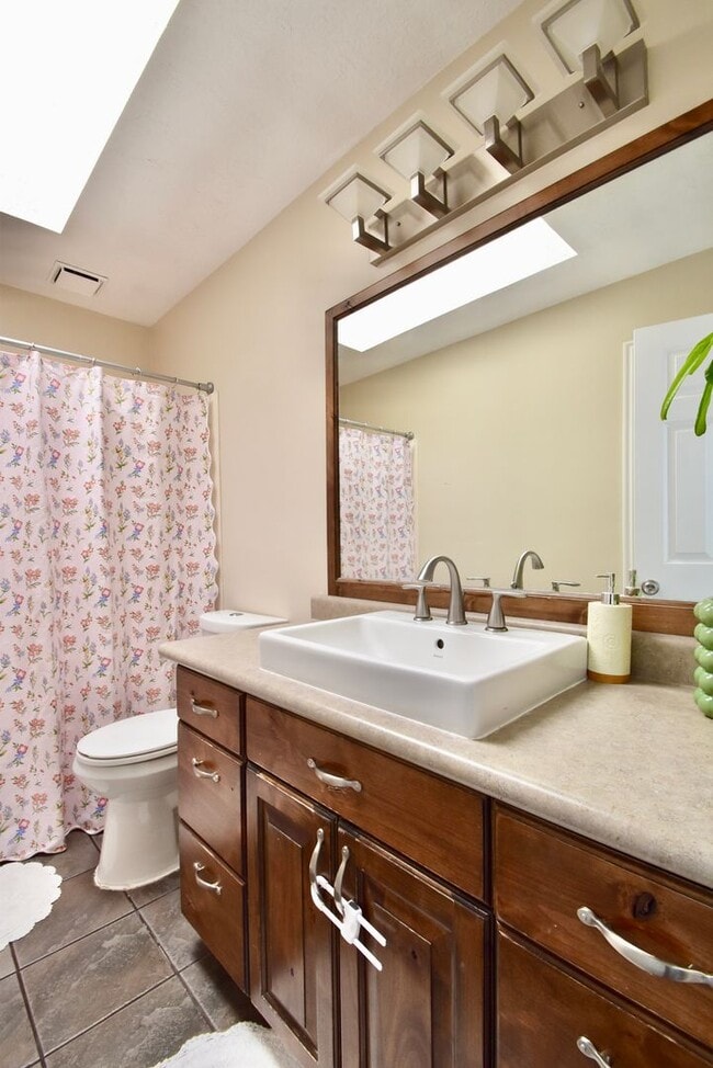 Building Photo - Spacious 4 Bed Murray Home with Huge Private Yard!