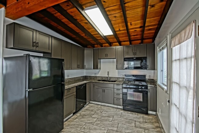 Building Photo - 1 HOUSE FROM BEACH! CHARMING, DETACHED UNIT W/ OCEAN VIEWS & 1-CAR GARAGE IN WALKSTREET TRIPLEX!