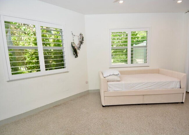 Building Photo - 212 Kings Lynn