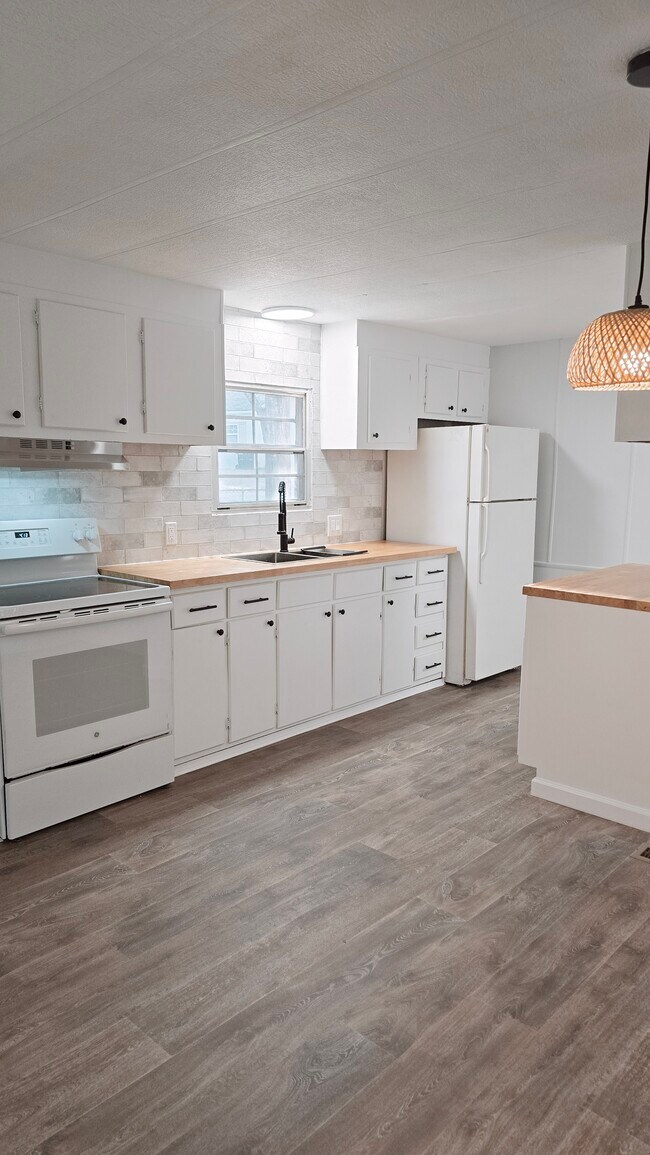 Building Photo - 77 3rd St