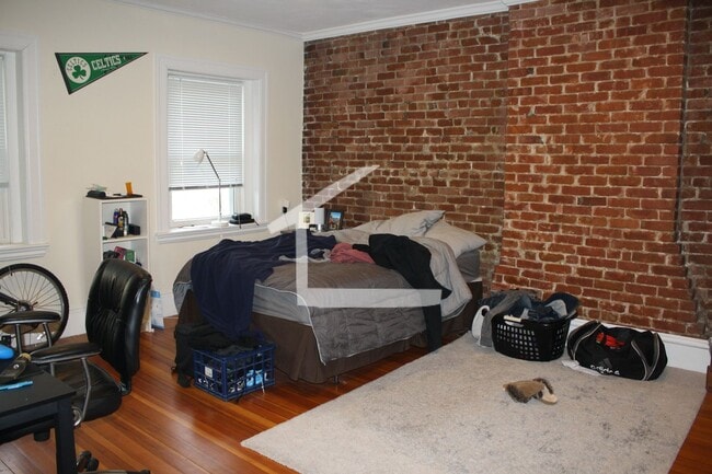 Building Photo - 1588 Beacon St