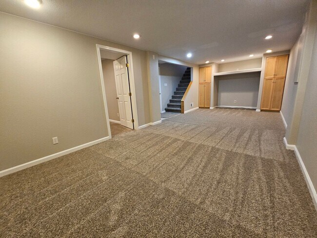 Building Photo - Virginia Village Home New Paint, Carpet, Blinds Backs up to Cherry Creek Trail