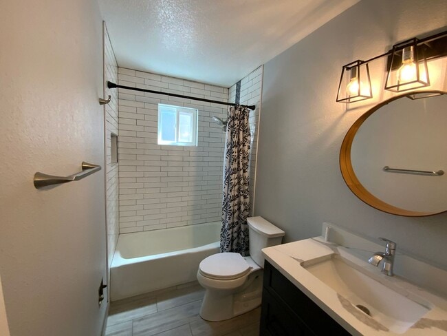 Building Photo - 3 Bedroom Single Story Home Available Near...