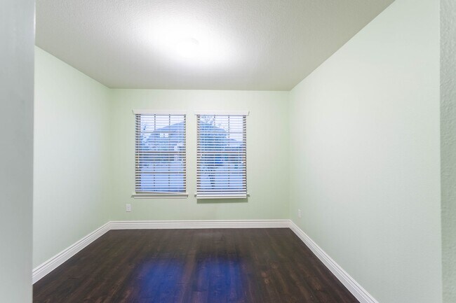 Building Photo - Located in the Trails at Riverstone community, this inviting 5-bedroom, 2-bathroom home offers a ...