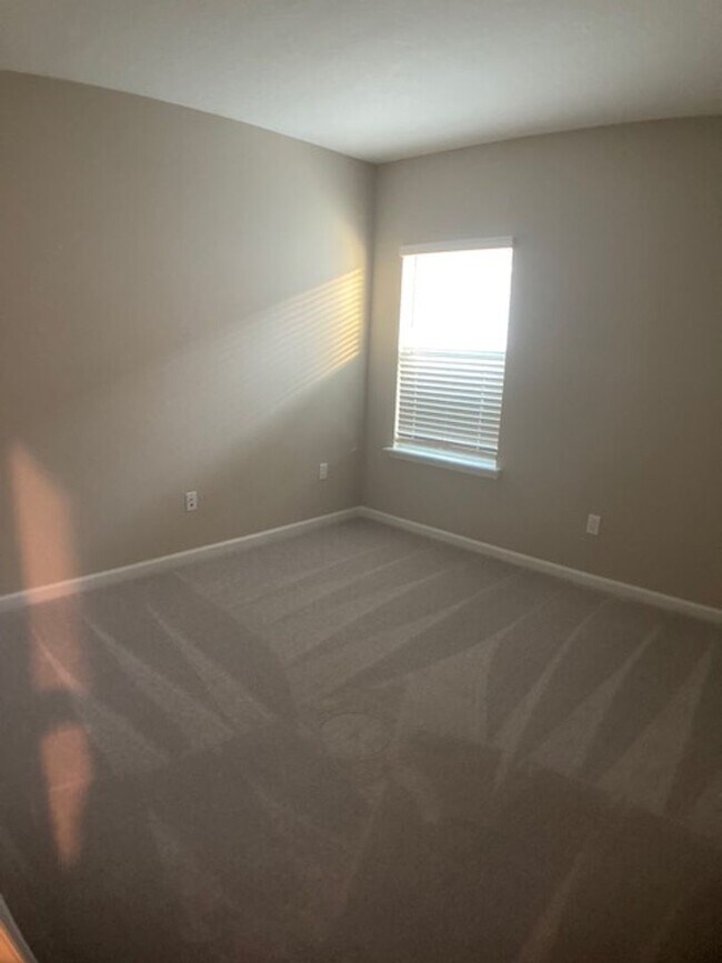 Building Photo - Stylish & Low-Maintenance Living in Oakleaf Community