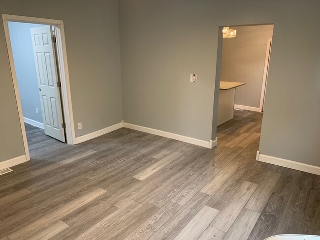 Building Photo - 4 bed/2 bath house in the heart of the Wes...