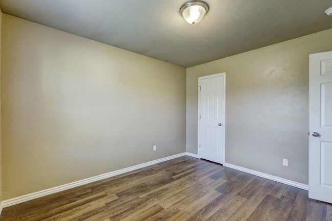 Building Photo - 9332 Pear St