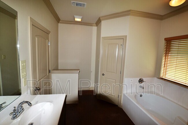 Building Photo - 4836 Rollins Rd