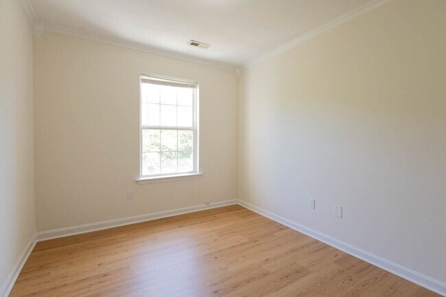 Building Photo - Lovely Townhome in Stone River