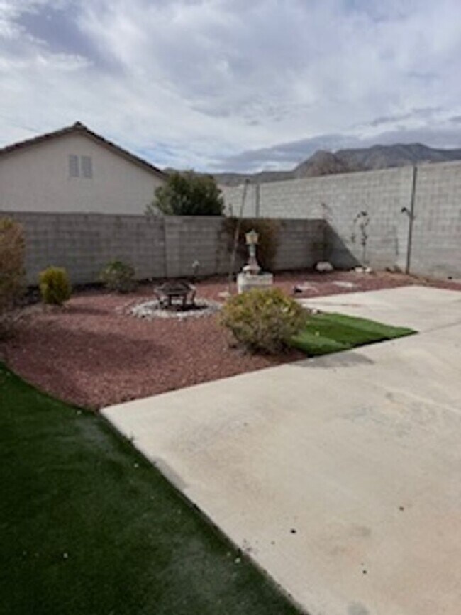 Building Photo - 3Bed/2.5Bath/2Car Residence located in North Las Vegas gated community!