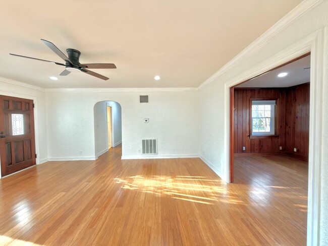 Building Photo - 1216 Eastwood Ave