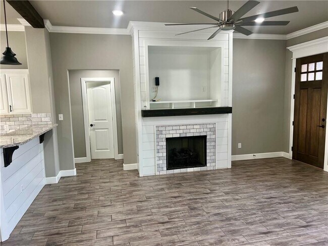 Building Photo - 818 MacDonald Dr