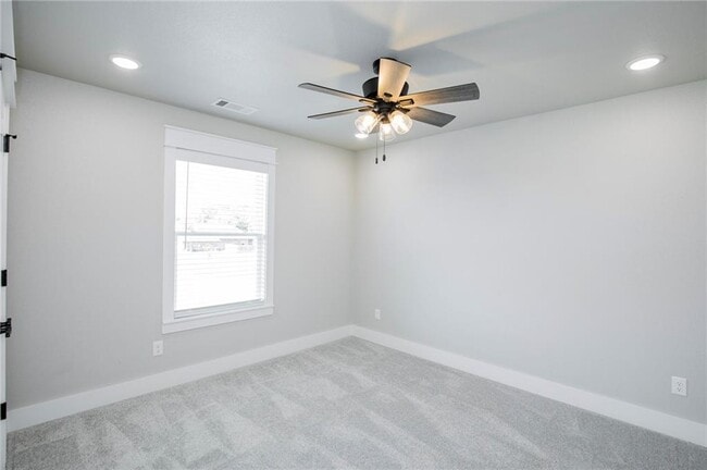 Building Photo - 104 White Oak St