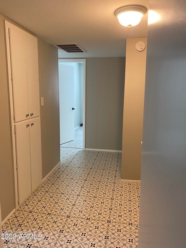 Building Photo - 6617 S Granada Dr