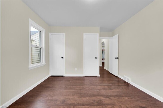 Building Photo - 416 E 255th St