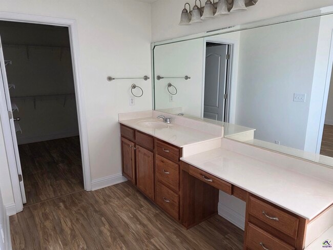 Building Photo - 604 Twelve Oaks Dr