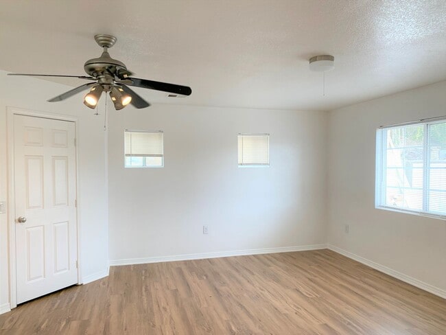 Building Photo - Spacious 4 Bedroom, 3 Bathroom Home with Driveway